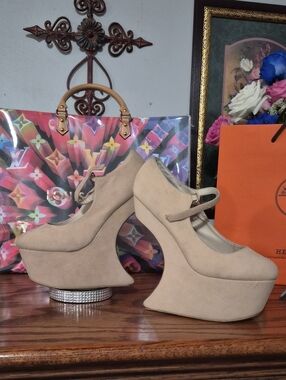 Mary Janes featuring a gravity-defying heelless silhouette